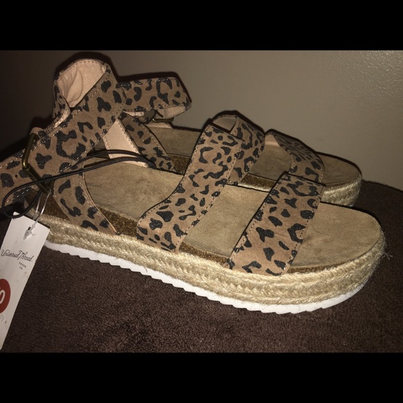 Universal Thread leopard sandals size 10 - Picture 3 of 3